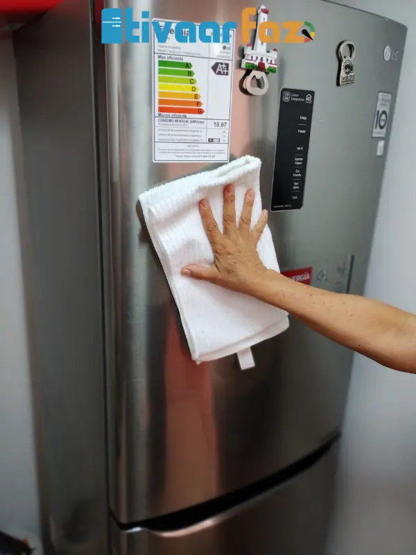 Geladeira fica suando externo gabinete e porta limpeza