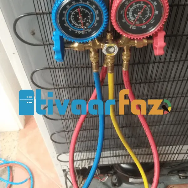 Técnico fazendo carga de gás em uma Geladeira